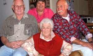 Vriendinne bereik saam mylpaal